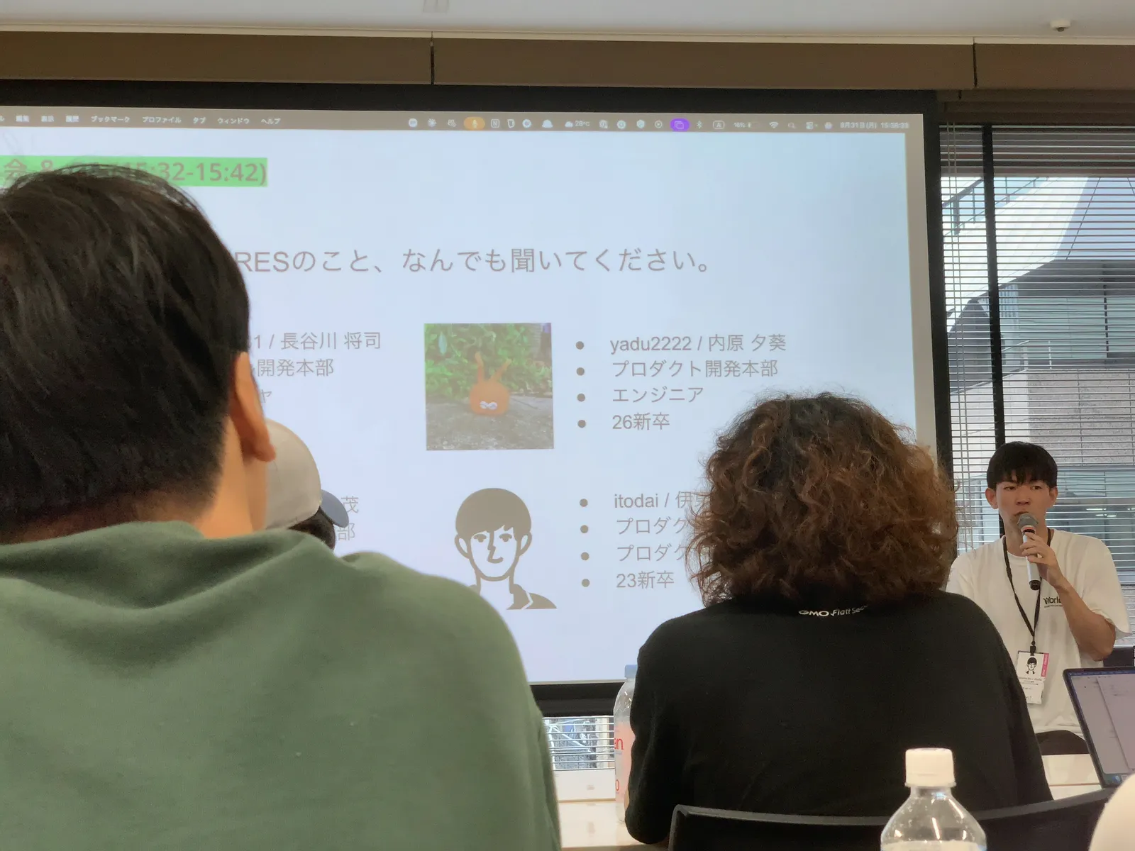 「STORES のこと、なんでも聞いてください」— 登壇者プロフィールのスライドとマイクを持つ登壇者