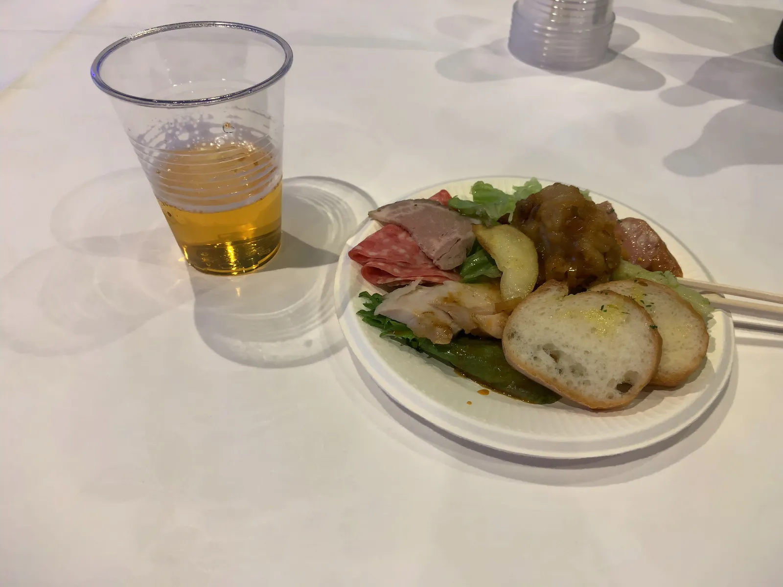 取り分けた料理の皿とビール